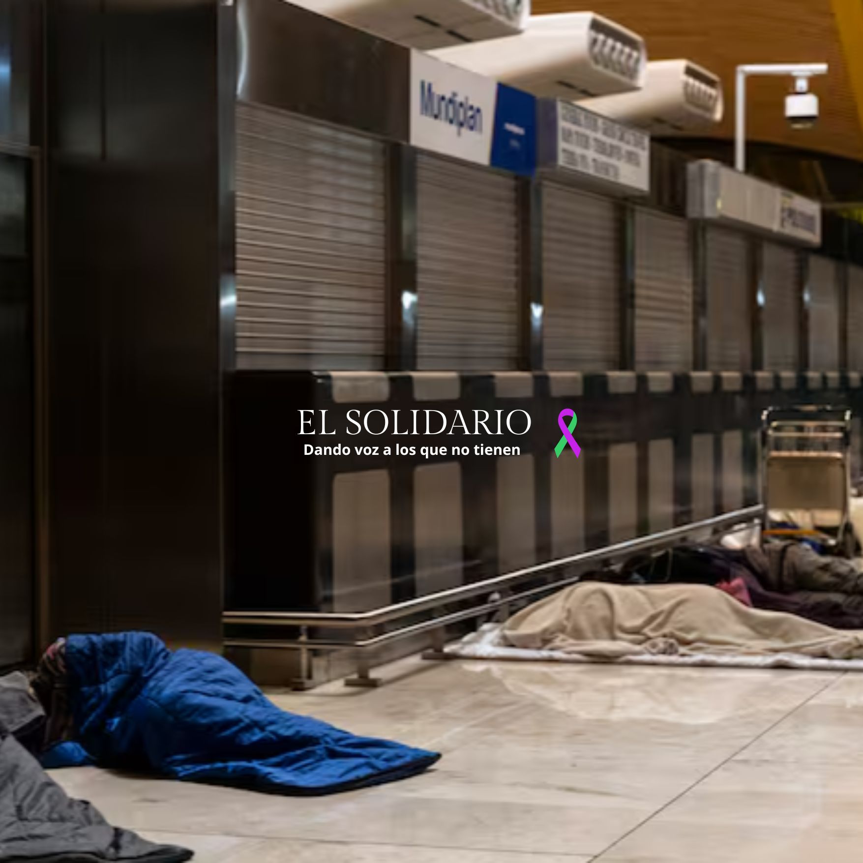Cerrar Barajas por la noche es expulsar a los sintecho a la intemperie del abandono