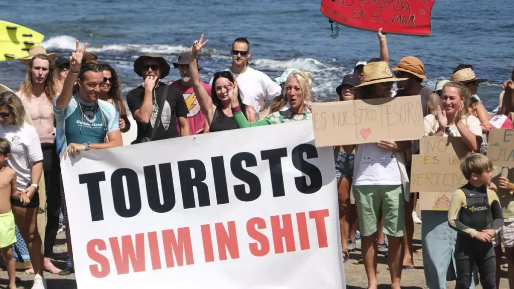El mar no es un vertedero, protesta contra los vertidos contaminantes en Tenerife / Toma EFE / El Solidario
