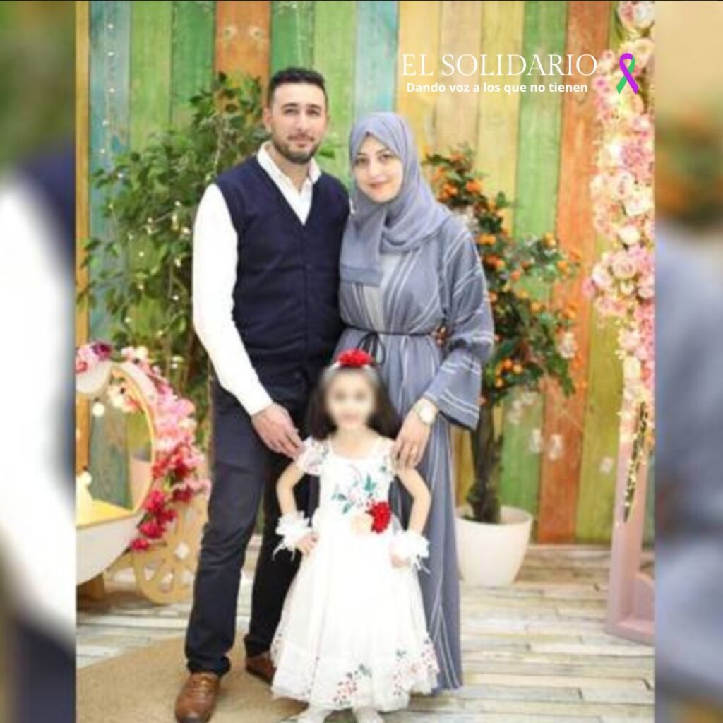 Hazem Aboulaish, palestino refugiado en Sevilla, junto a su mujer Sabreen y su hija en Gaza / Toma Público / El Solidario