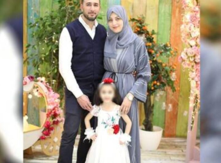 Hazem Aboulaish, palestino refugiado en Sevilla, junto a su mujer Sabreen y su hija en Gaza / Toma Público / El Solidario