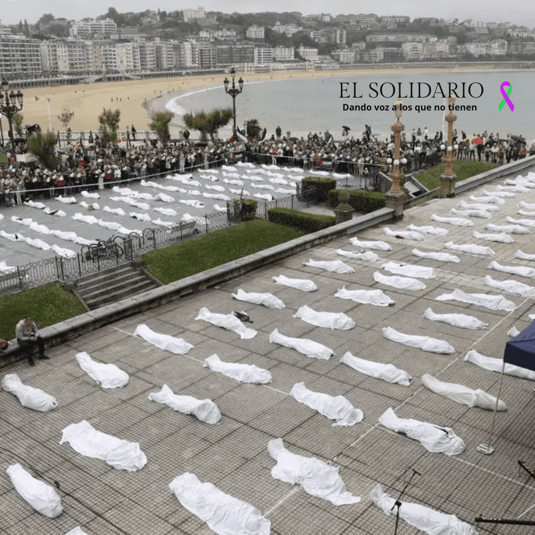 Simulación de una morgue en Donostia para denunciar el genocidio en Gaza
