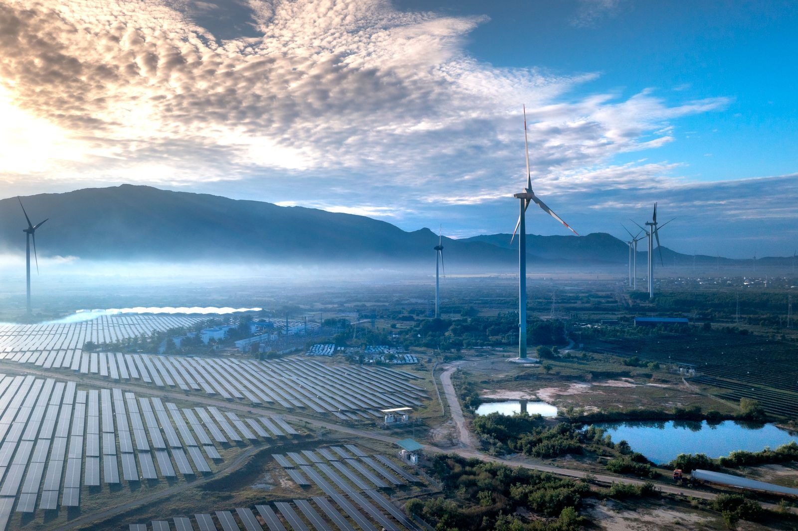 La revolución fiscal que falta: por qué bajar impuestos a las energías renovables y a la movilidad eléctrica para acelerar la transición verde
