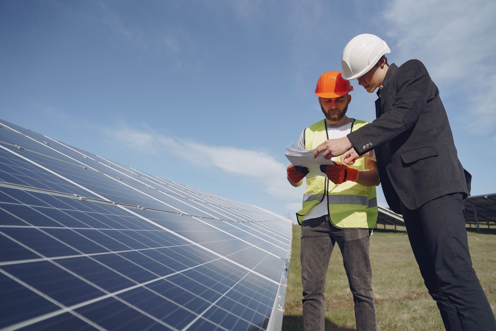 El pulso por el control del sol: ¿Por qué la política y el capital frenan la abundancia energética?