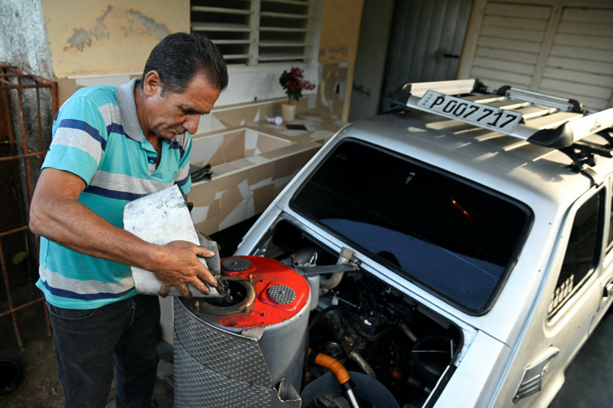 Ingenio cubano: un coche a carbón frente a la escasez de gasolina