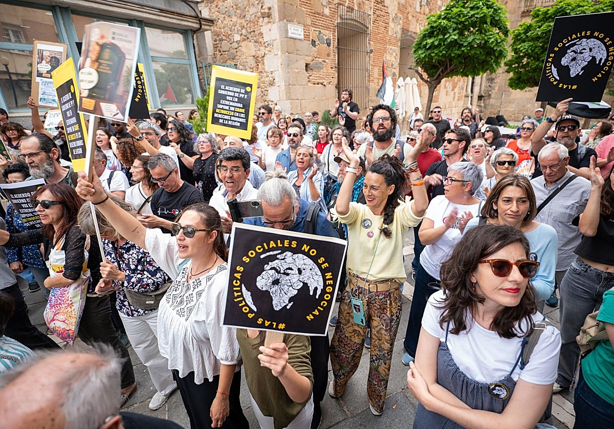 Las ONG y la Iglesia se plantan ante la Junta de Extremadura por un recorte del 80% en cooperación que «atenta contra la dignidad humana»