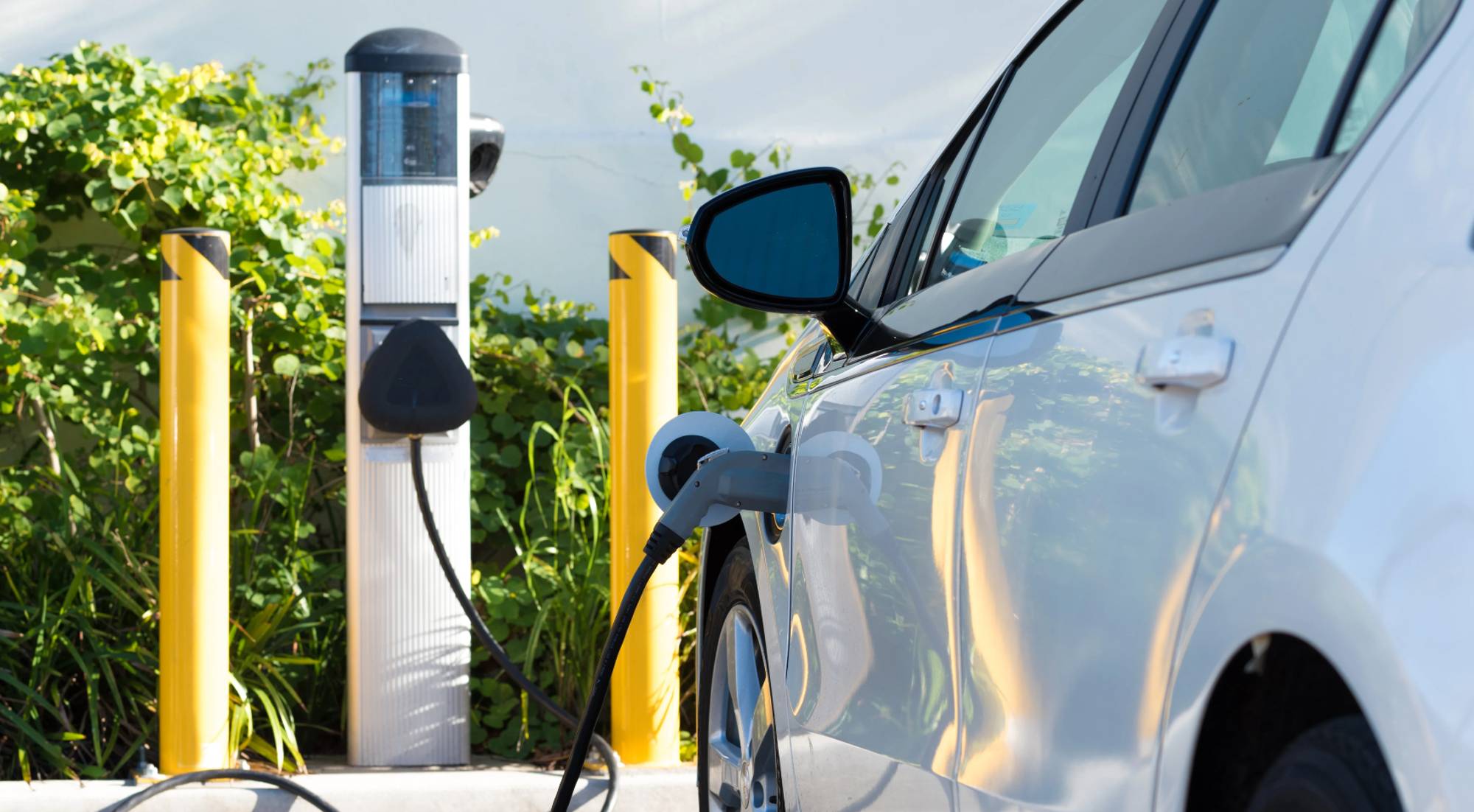 Cargar el coche eléctrico ya es más fácil en España: cobertura en el 90% de las carreteras