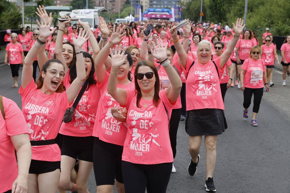 Una marea rosa llena Gijón de solidaridad en la Carrera de la Mujer por el cáncer de mama