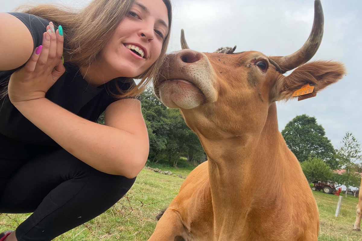 El campo tiene rostro de mujer: la joven ganadera que vence los prejuicios y enciende la chispa de la solidaridad en el mundo rural