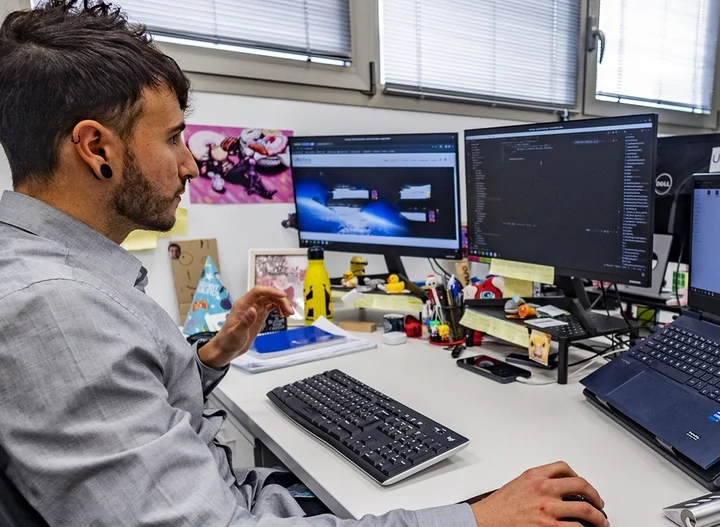 Ubotica Seeing Beyond, empresa que hace nanosatelites, Jose Luis Espinosa director de Ubótica en Ciudad Real, instalada en los laboratorios de la UCLM universidad, informática, informáticos,