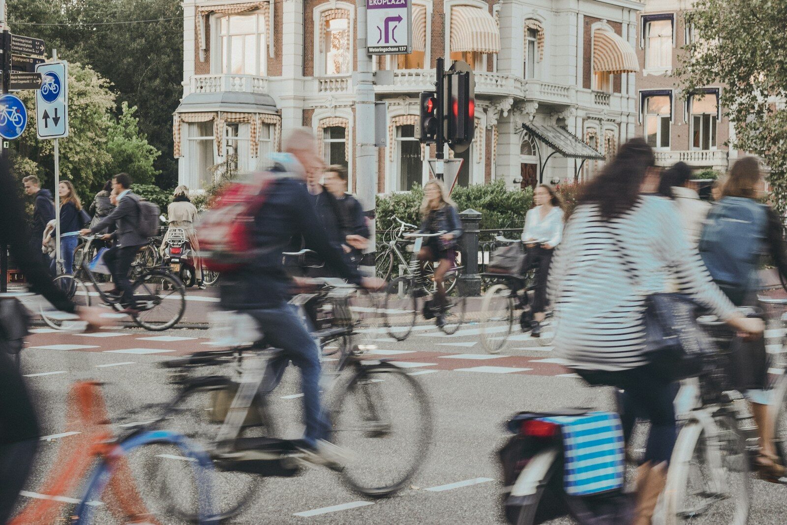 El milagro de Ámsterdam: El día que eligió proteger a sus niños y reinventó el futuro de sus calles