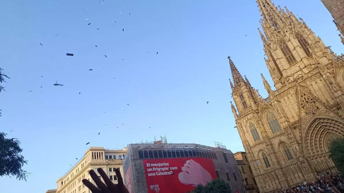 Barcelona: bombardean más de 100.000 poemas desde el cielo