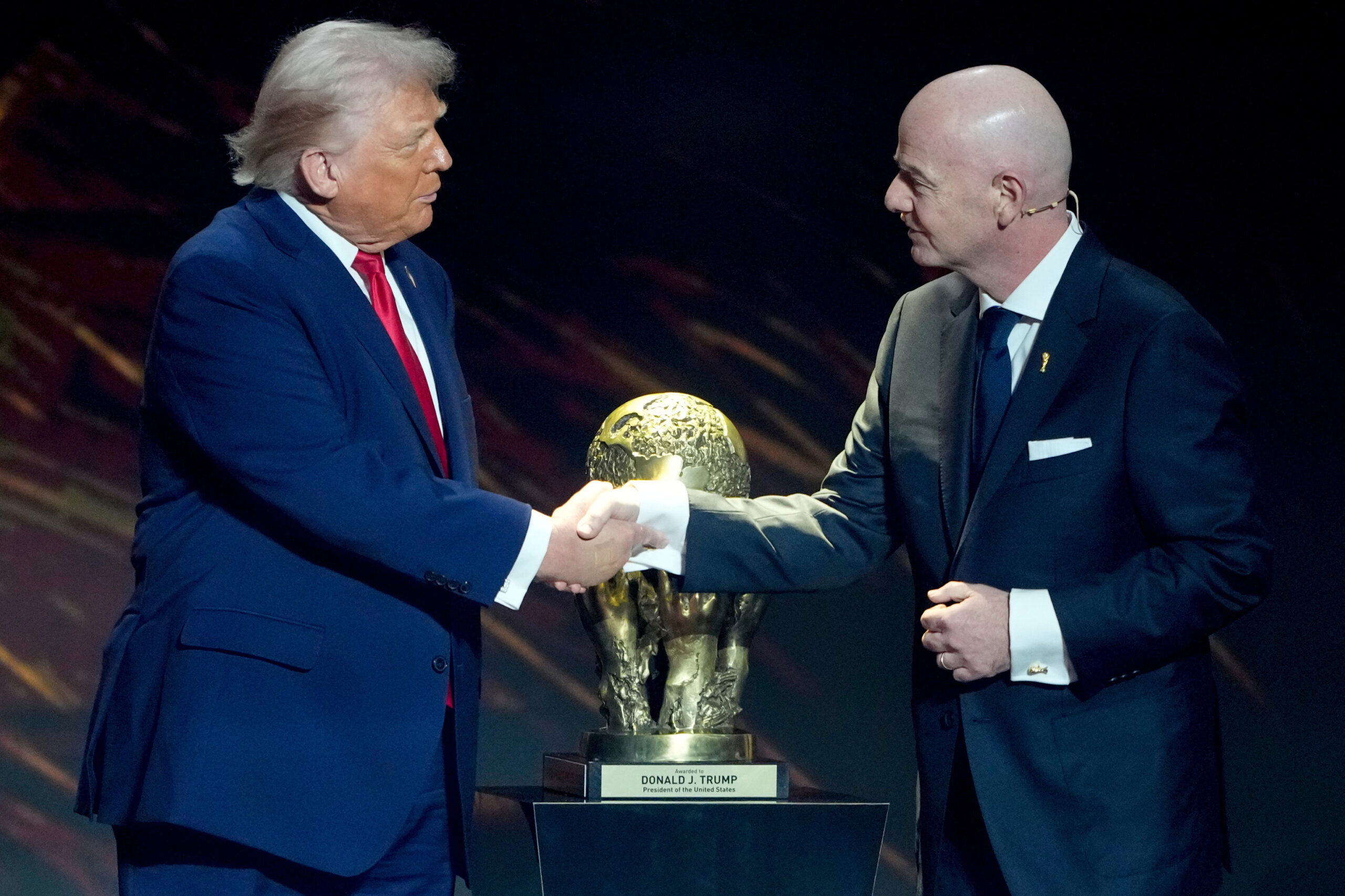 Lahm acusa a Infantino de vender el Mundial al poder
