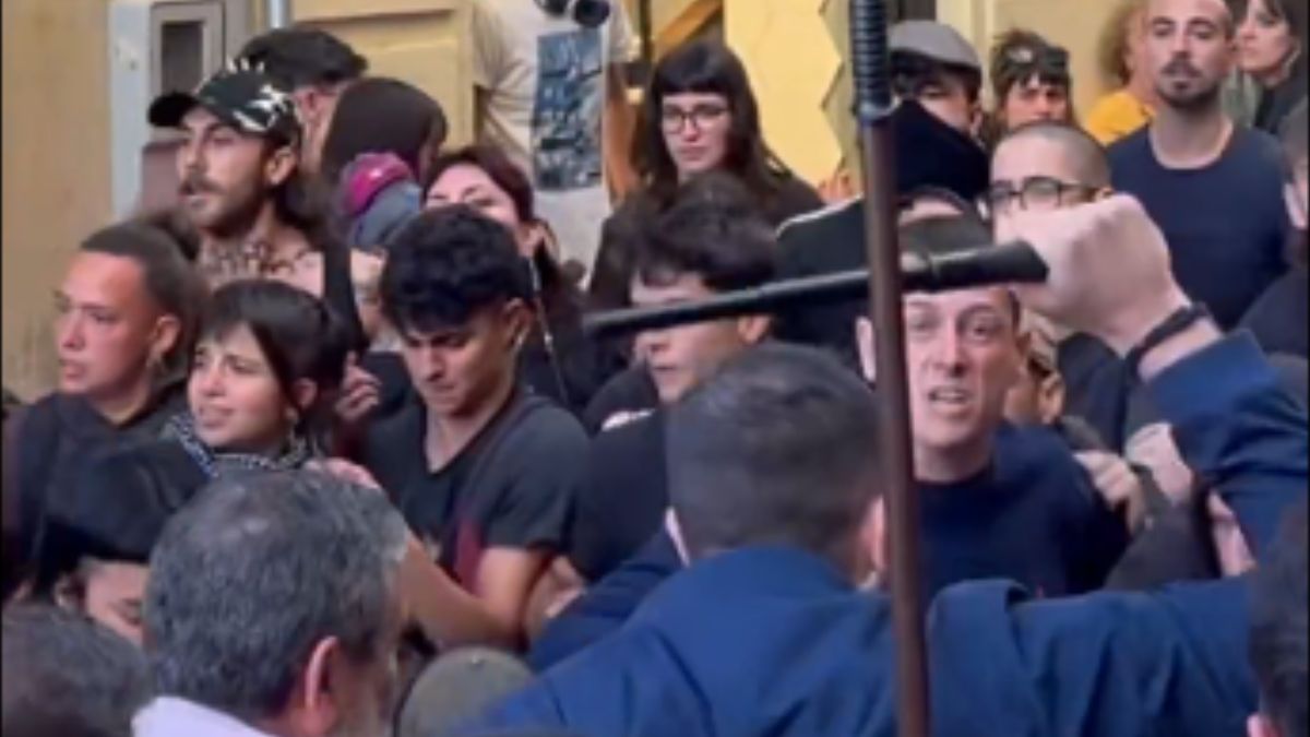 Abascal arenga a sus votantes a avanzar contra las personas detrás de las vallas