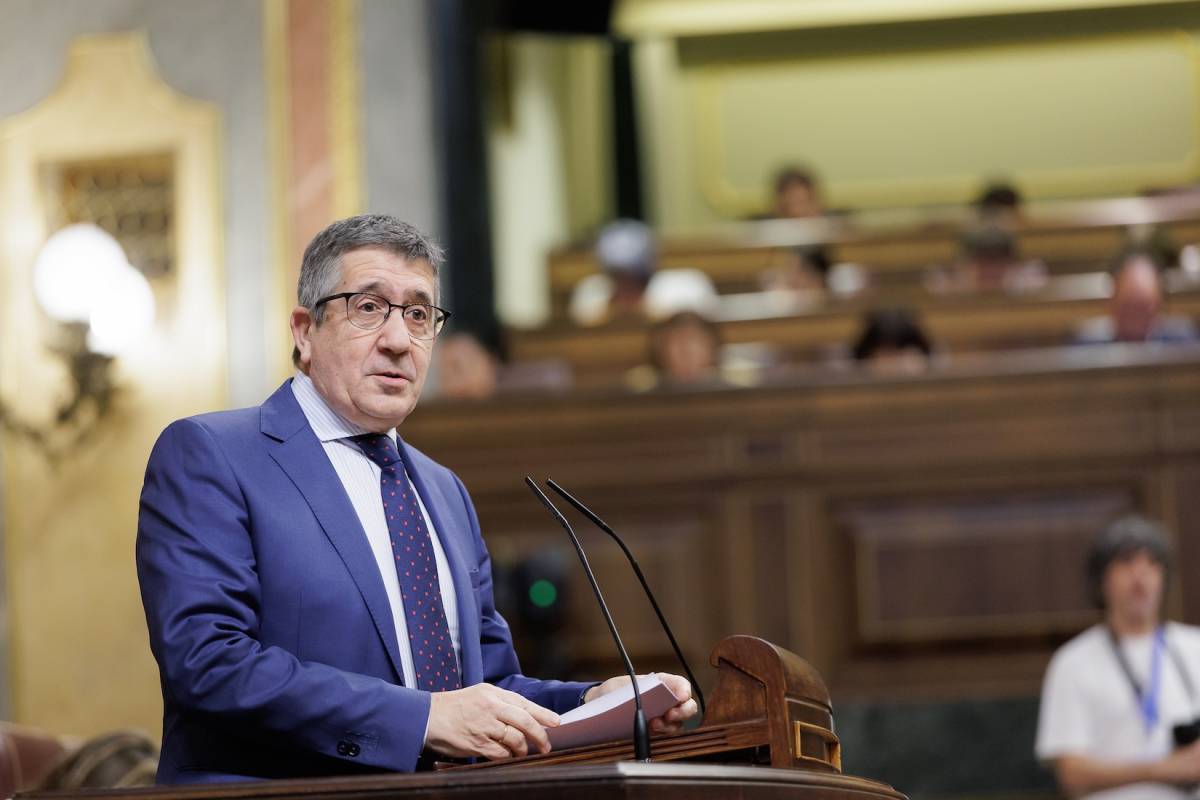 Tensión en el Congreso: Feijóo alude al padre de Patxi López en el Congreso y recibe la respuesta más demoledora