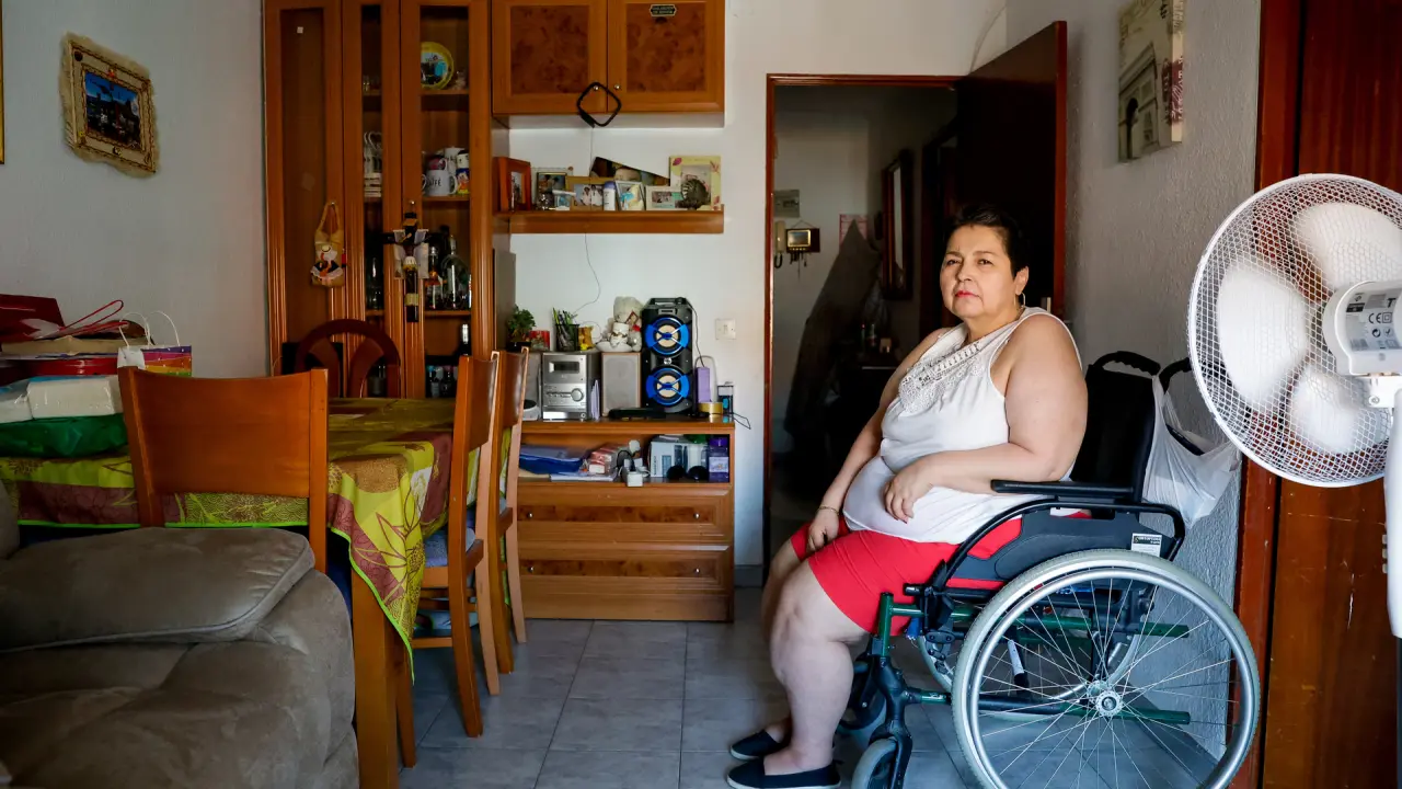 “Presos en casa” por no tener ascensor: más de 100.000 personas con discapacidad viven atrapadas en edificios sin adaptar en España