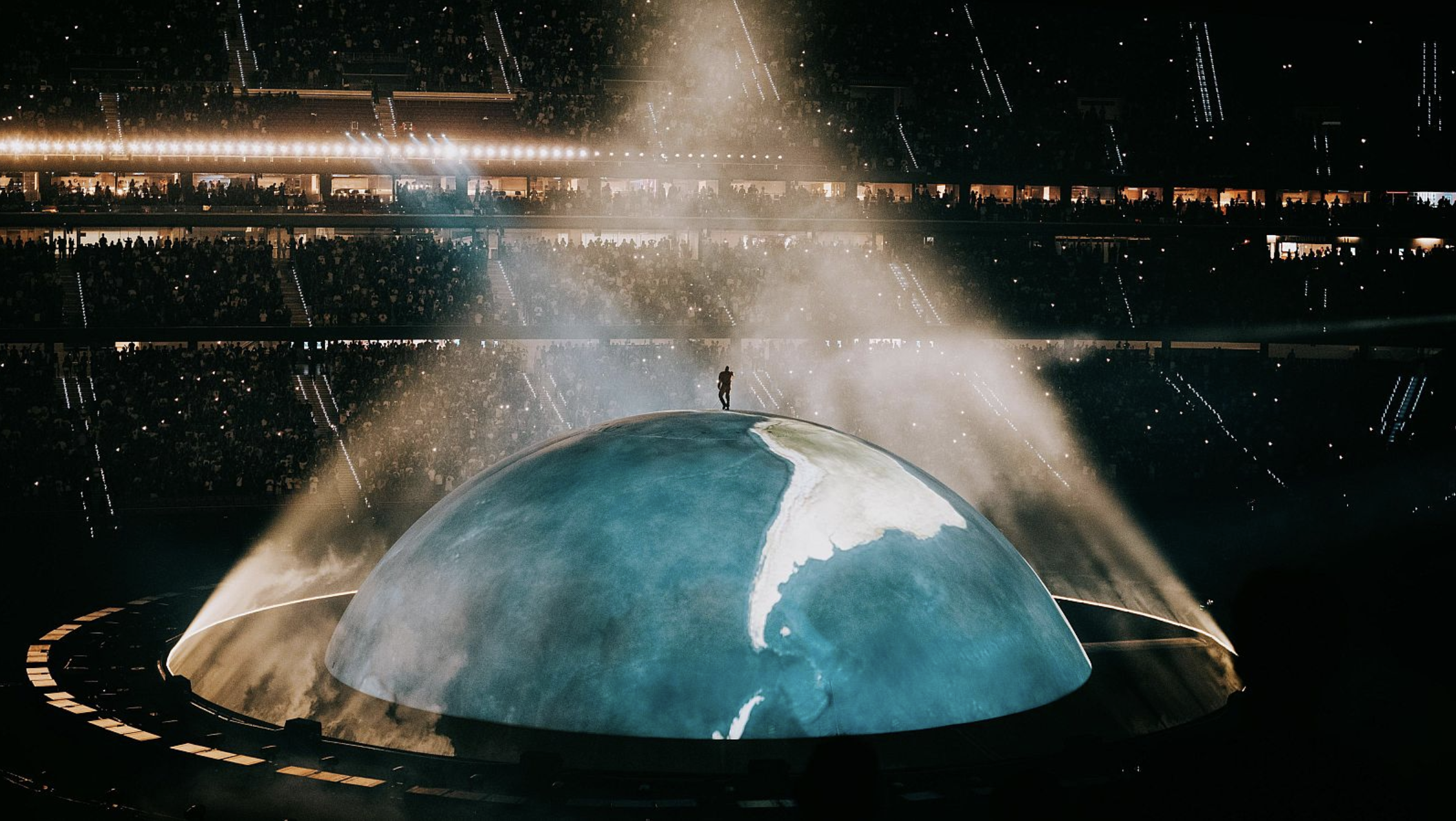 Kanye West actúa en Madrid subido a una bola del mundo mientras Europa le cierra las puertas por su antisemitismo