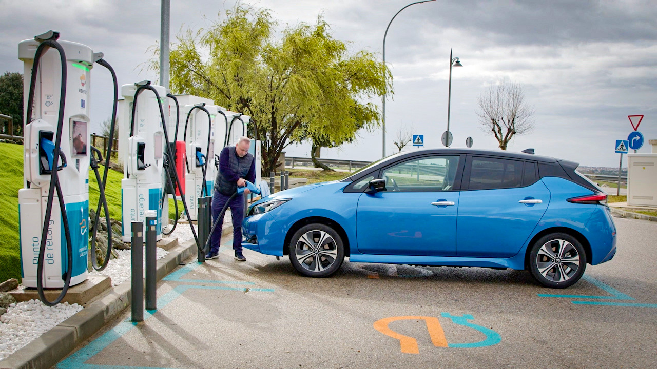 Coche eléctrico en España: las ventas rozan las 16.000 unidades en junio y se disparan un 23% en pleno auge de la electrificación