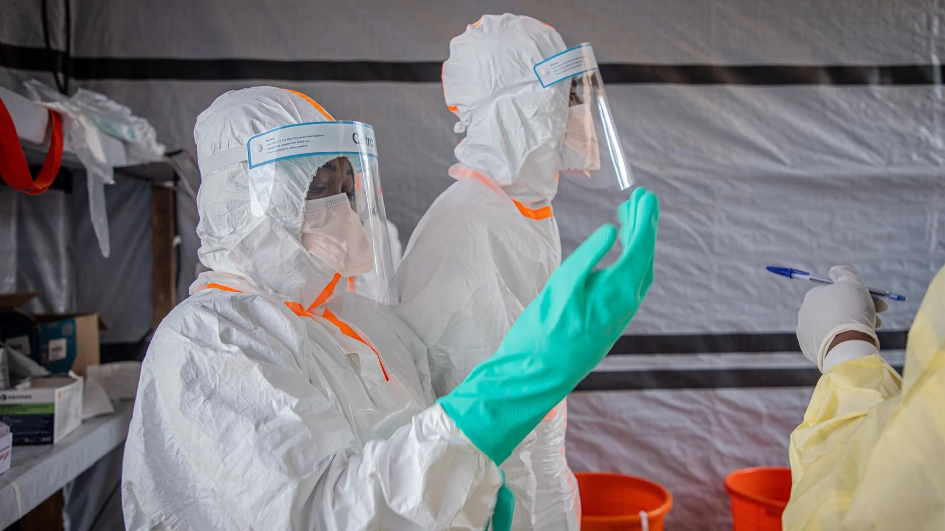 El brote de ébola en el Congo supera los 2.400 casos y deja más de 965 fallecidos en un contexto sanitario crítico