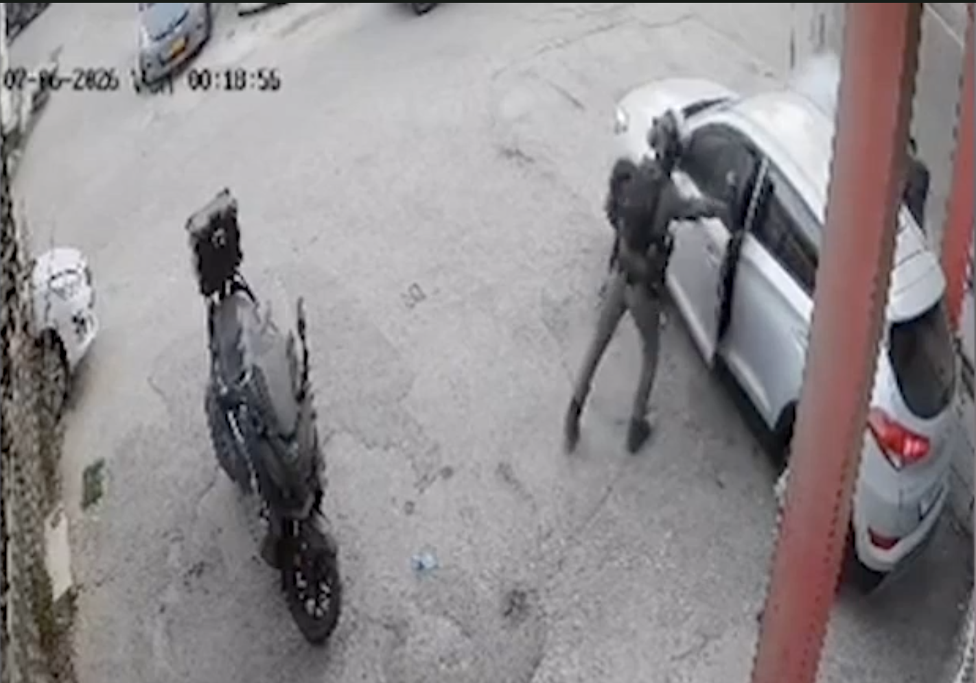 Un agente israelí lanza una granada aturdidora dentro de un coche con un palestino atrapado en su interior