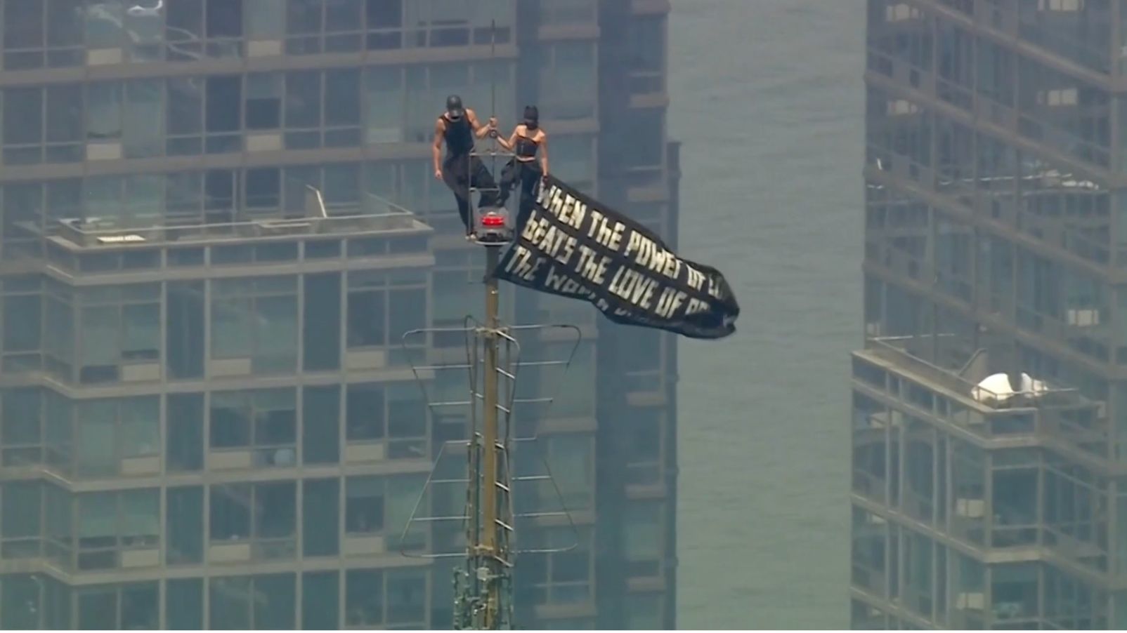 Amor en la cima, paz y 443 metros de altura: dos artistas urbanos escalan la antena del Empire State