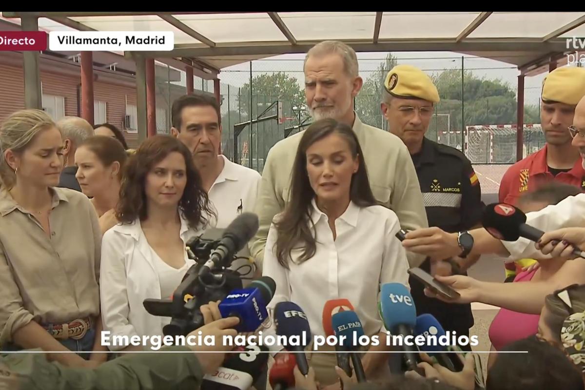 La reina Letizia pide «escuchar» a los afectados por los incendios en su visita a Madrid junto a Ayuso