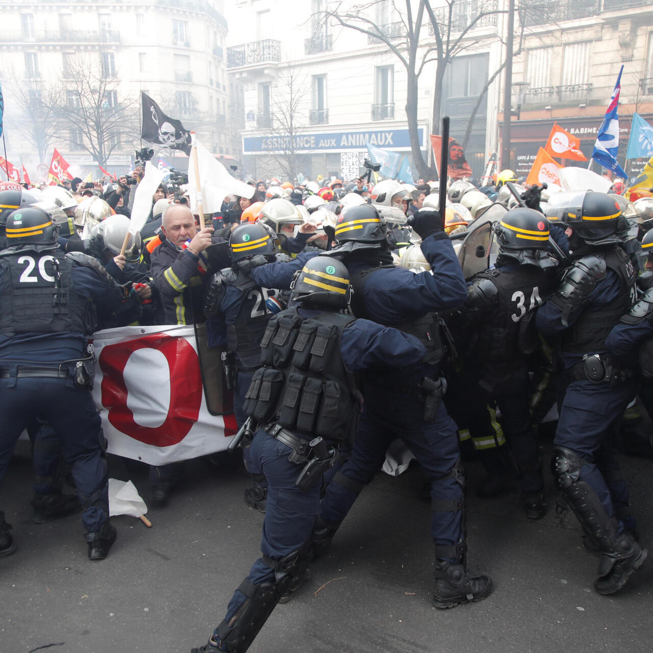 Bomberos contra policías en Francia: cuando quienes apagan fuegos terminan reclamando medios entre gases