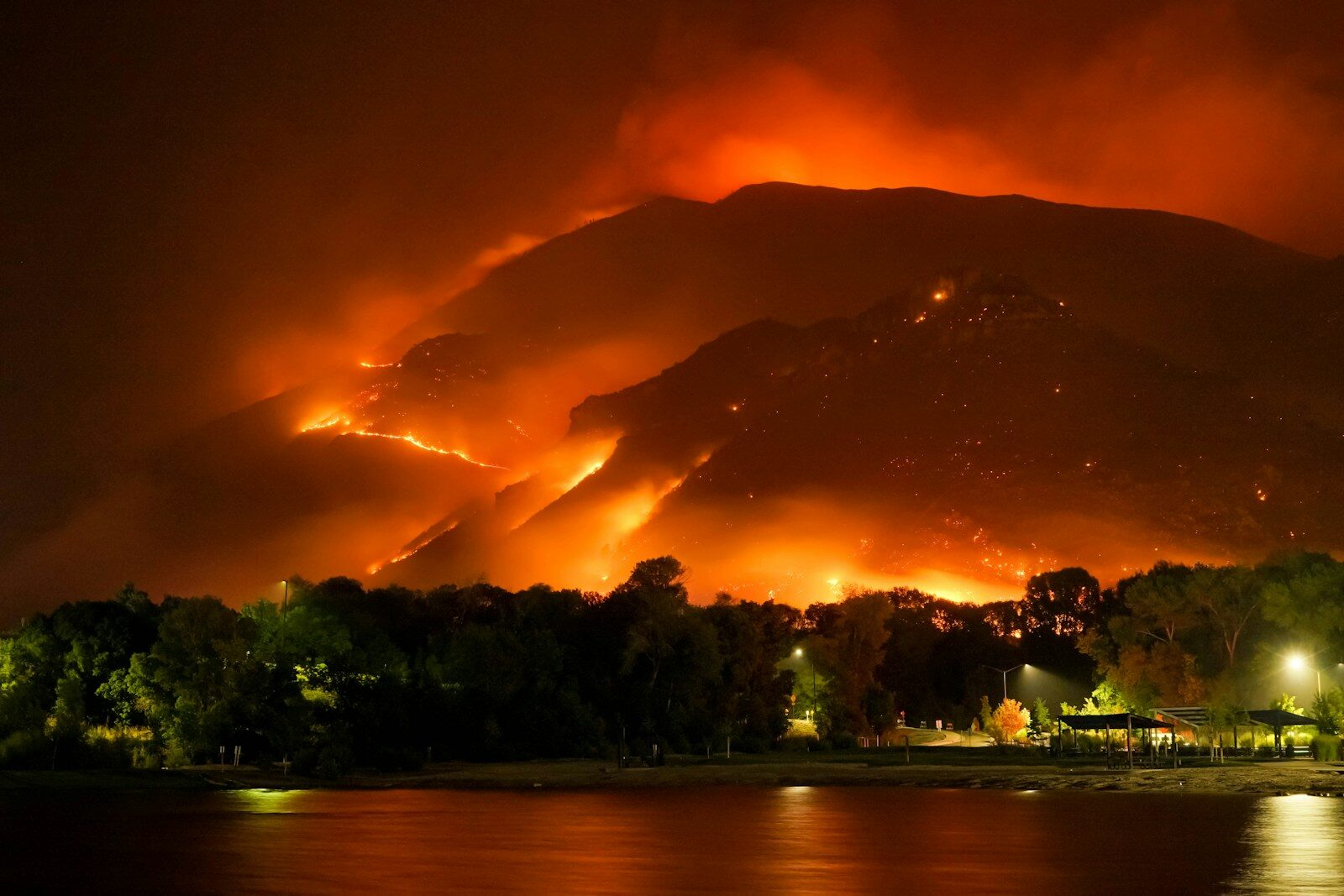 España arde: el calor extremo y la desinversión en prevención disparan los incendios forestales