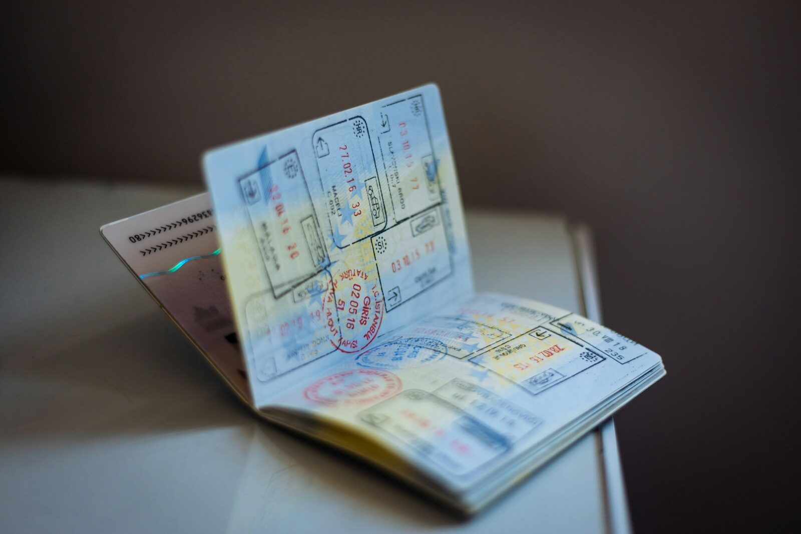 La regularización avanza, pero el negocio ilegal de citas en extranjería amenaza con dejar a miles de personas atrapadas en el papeleo