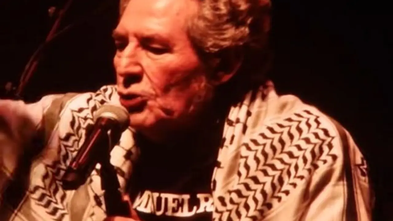 Miguel Ríos, increpado en un concierto tras ponerse un pañuelo palestino: «No pienso callarme»