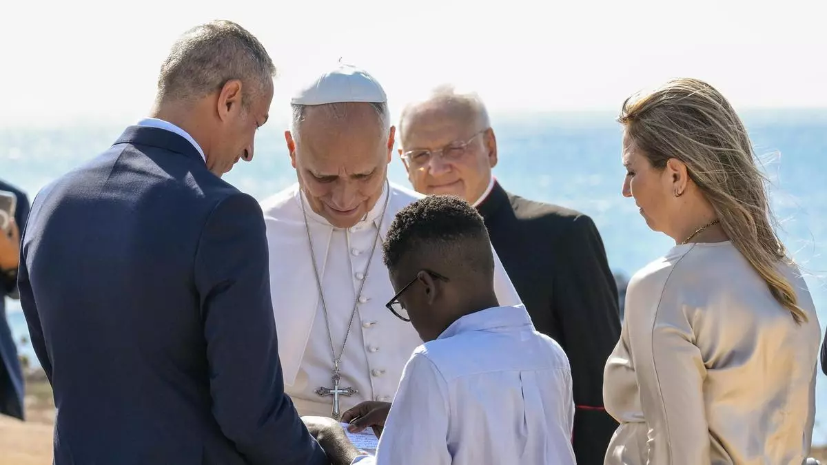 Leo, el niño que sobrevivió a la travesía a Lampedusa abrazado al cuerpo de su madre, regala un balón al Papa: «Espero que haga feliz a alguien más»