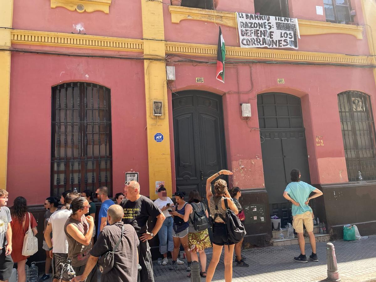 Sevilla: tres “desokupas” detenidos por intentar echar a una inquilina que pagaba su alquiler