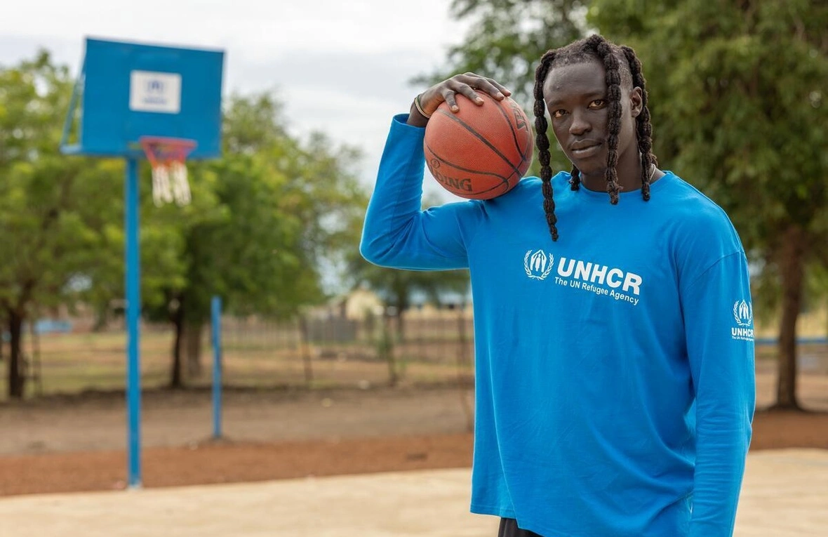 El exrefugiado Wenyen Gabriel, primer jugador profesional de baloncesto nombrado embajador de buena voluntad de ACNUR