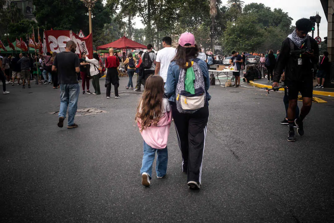 La baja natalidad no es culpa del feminismo, sino de la precariedad económica, según un análisis sobre América Latina