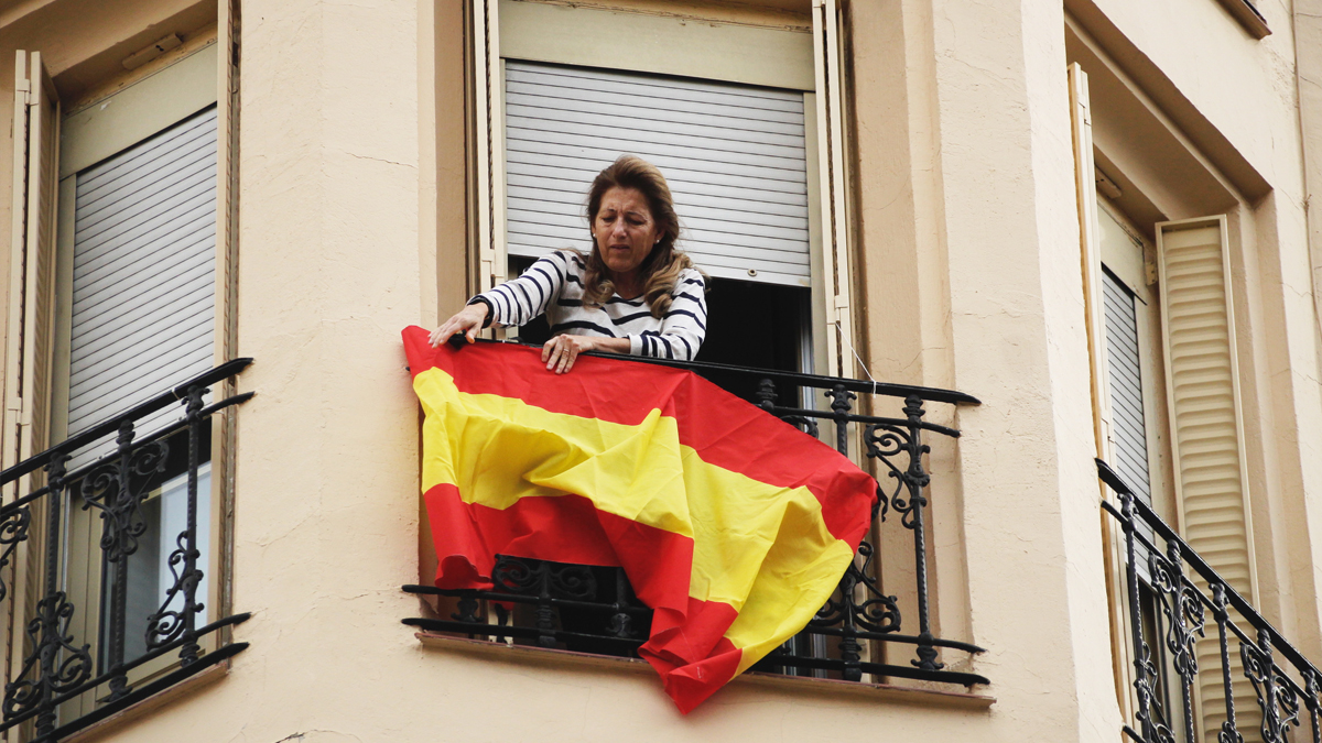 Colgar la bandera de España en el balcón puede acarrear multas de hasta 3.000 euros si altera la fachada