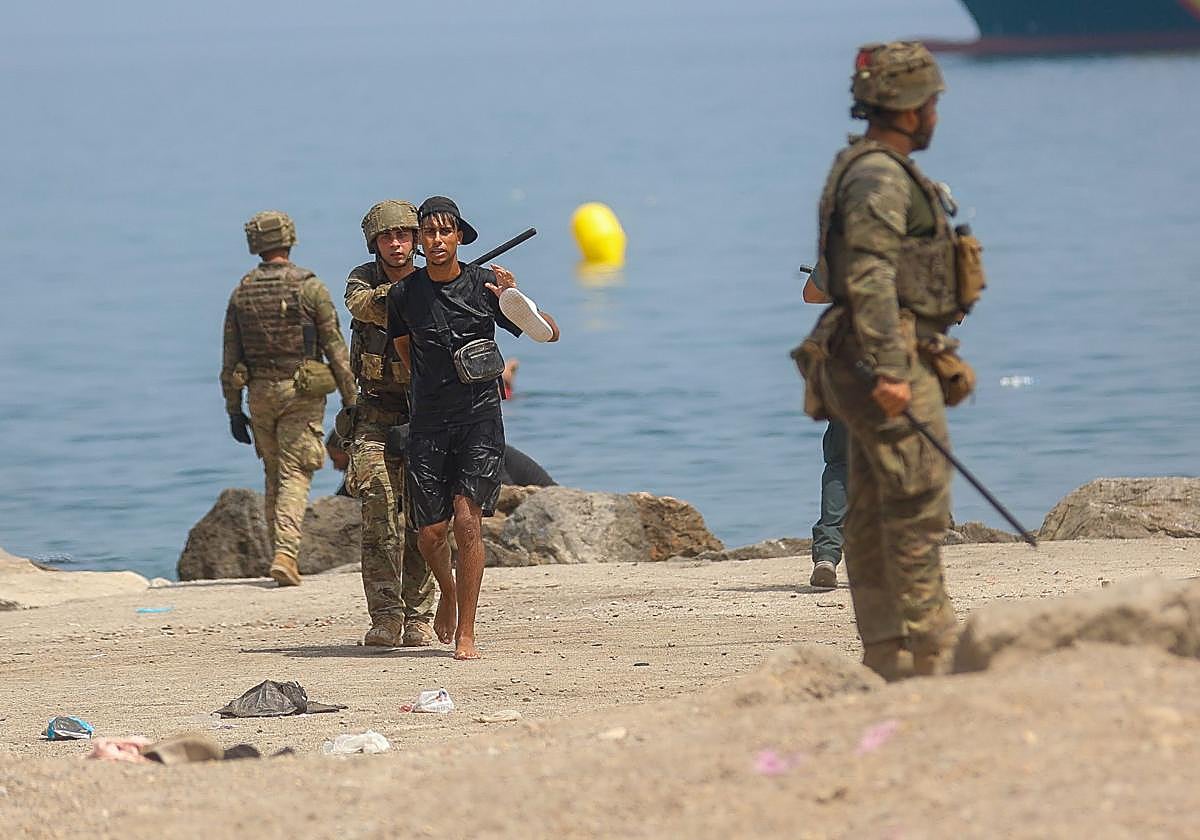 Defensa cancela todos los permisos de militares en Ceuta ante la amenaza de un nuevo cruce masivo en la frontera