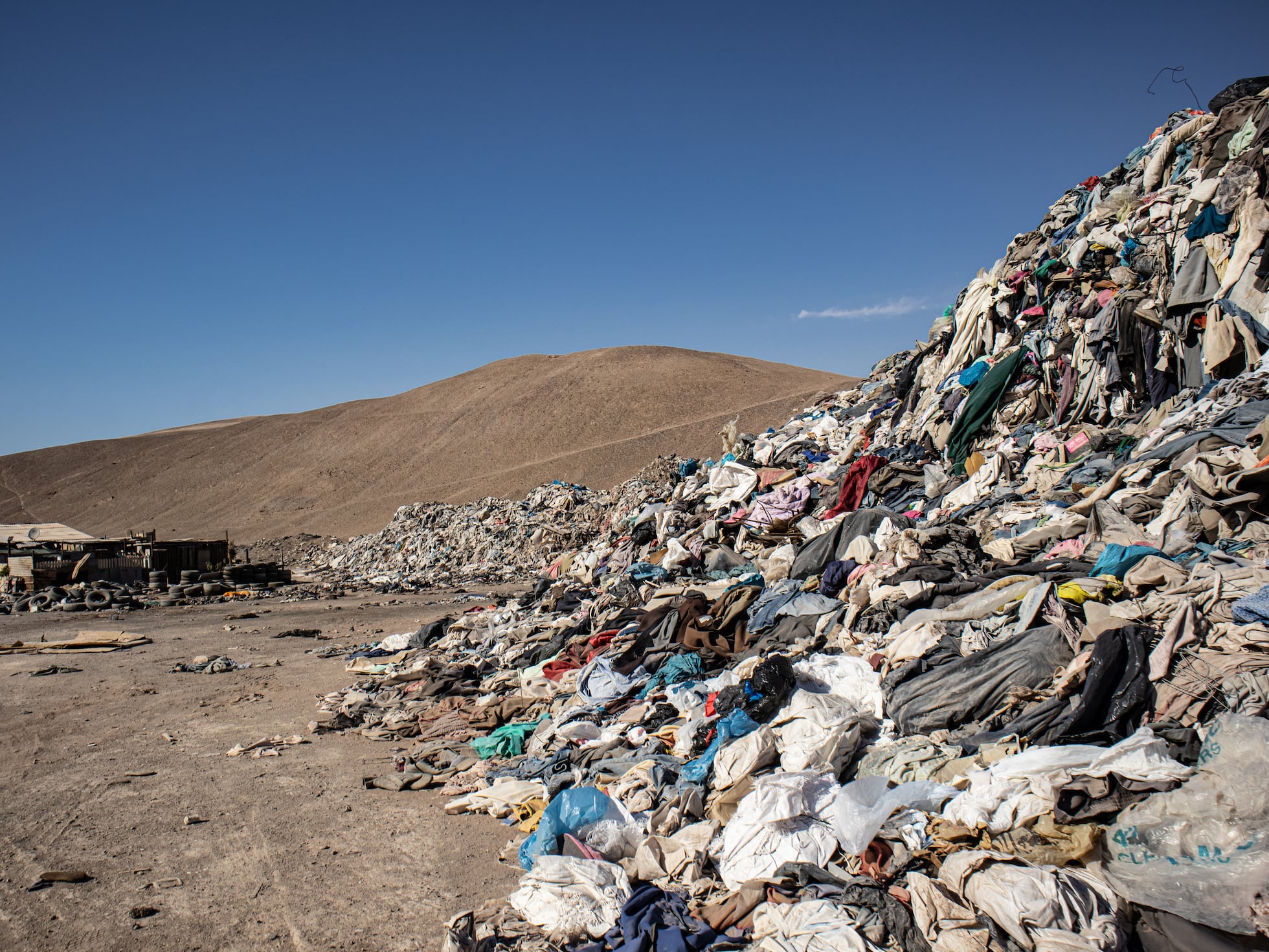 Emergencia ambiental en el desierto de Atacama: una montaña de 60.000 toneladas de ropa crece sin control y ya se ve desde el espacio