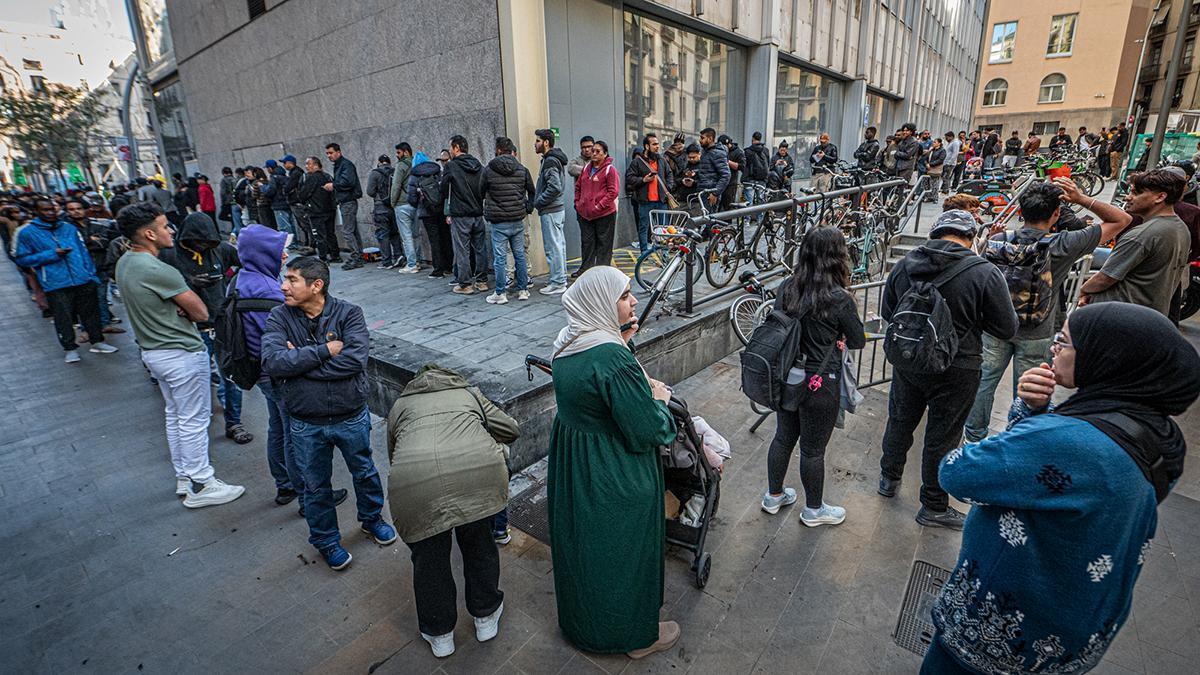 España bate el récord de empleo al superar los 22,5 millones de trabajadores gracias a la regularización de migrantes