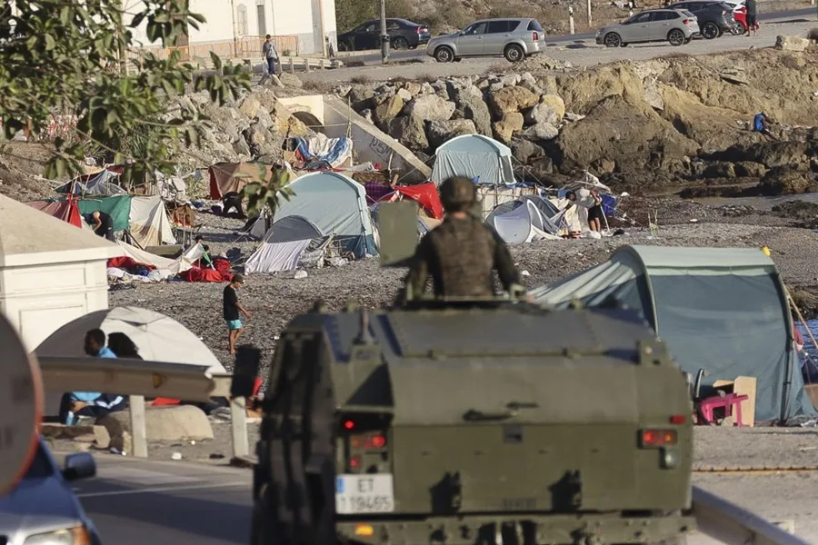 Cruz Roja bloqueada, cooperantes que se van: cuando ni la ayuda humanitaria puede entrar en Ceuta