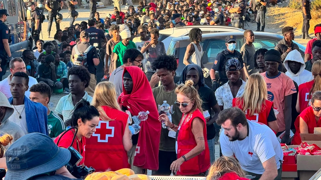 Cruz Roja, ONG y vecinos se vuelcan en Ceuta con los migrantes desbordados: ayuda urgente ante la crisis