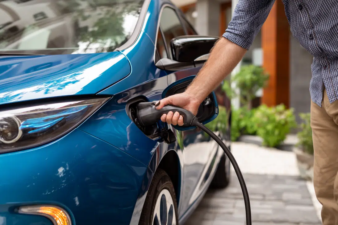 El coche eléctrico gana terreno entre los españoles: el 18% ya se plantea comprar uno y caen sus principales barreras