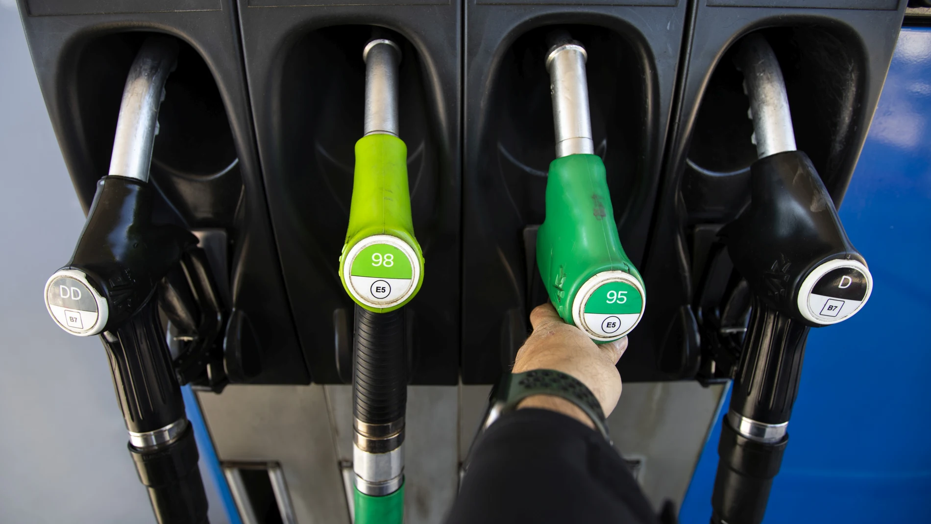 El encarecimiento de la gasolina golpea a los consumidores en pleno agosto y acerca el coste de llenar el depósito diésel a los 100 euros