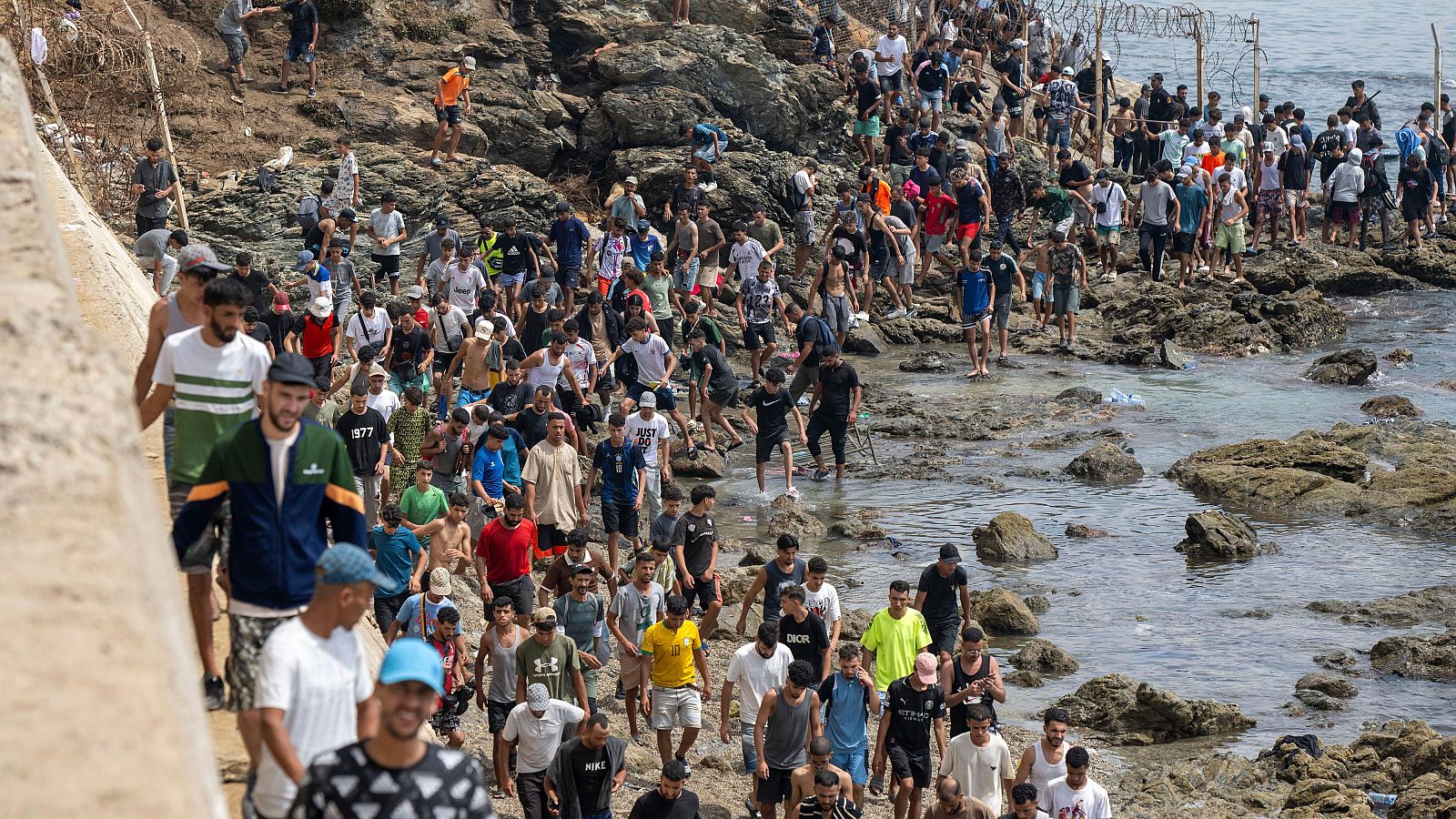 Voluntarios y vecinos de Ceuta reparten comida y asistencia a migrantes en situación límite tras la crisis fronteriza
