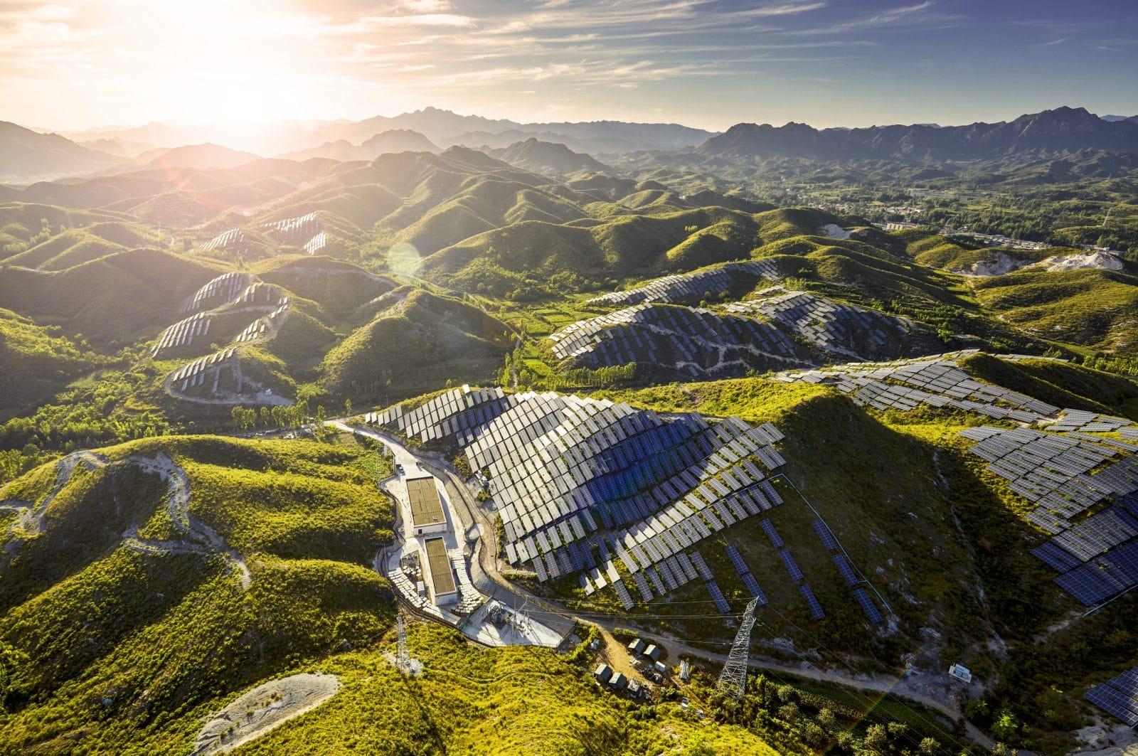 China pone placas sobre la montaña y cultivos debajo: la transición no tiene por qué expulsar la vida