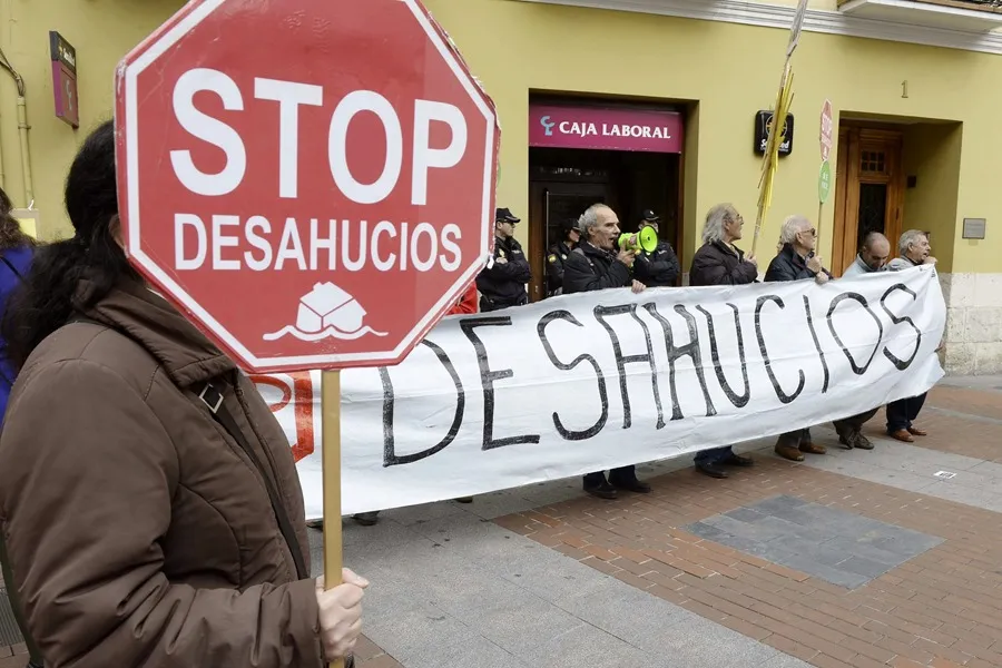 El decreto que debía frenar los desahucios vuelve a esperar: 70.000 familias atrapadas entre la política y el alquiler