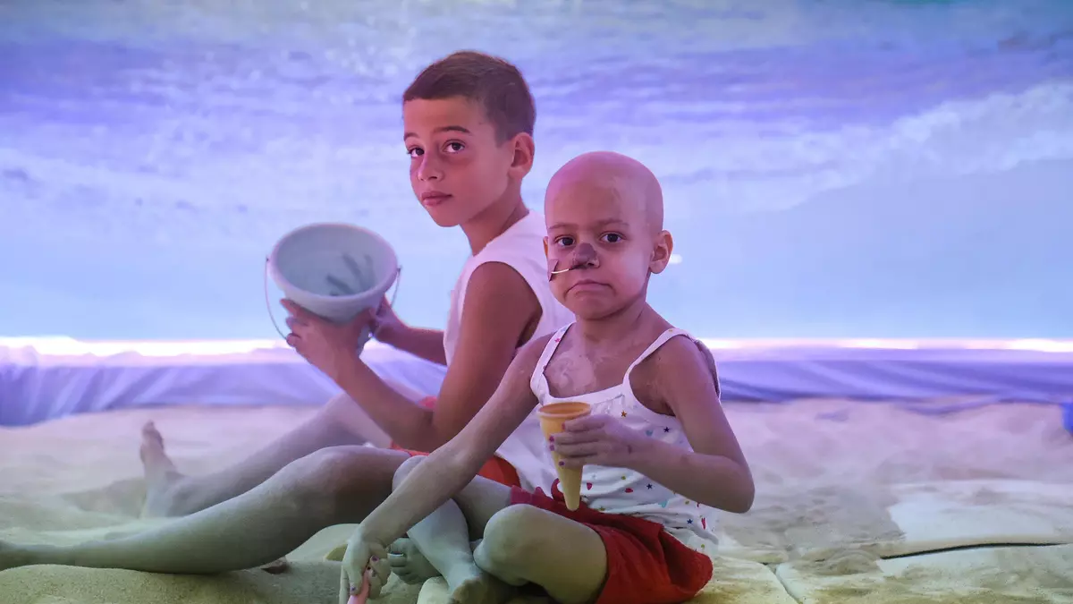 Paula, la niña canaria con leucemia que pudo “ir a la playa” en Madrid gracias a la Juegaterapia