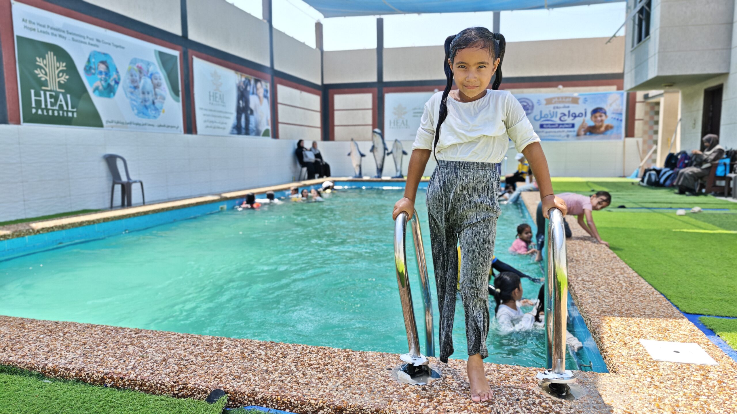 En Gaza, una ONG alquiló piscinas para ayudar con la rehabilitación de niños que sufrieron amputaciones