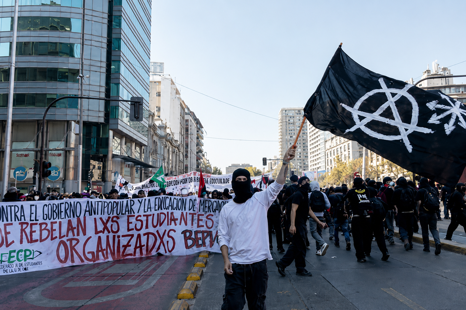 Chile: los estudiantes marchan desde Baquedano pese al veto del recorrido; cerrar estaciones no cierra el conflicto