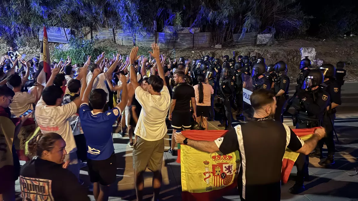 Ceuta vive dos noches de disturbios en medio de la tensión por la crisis migratoria en el enclave