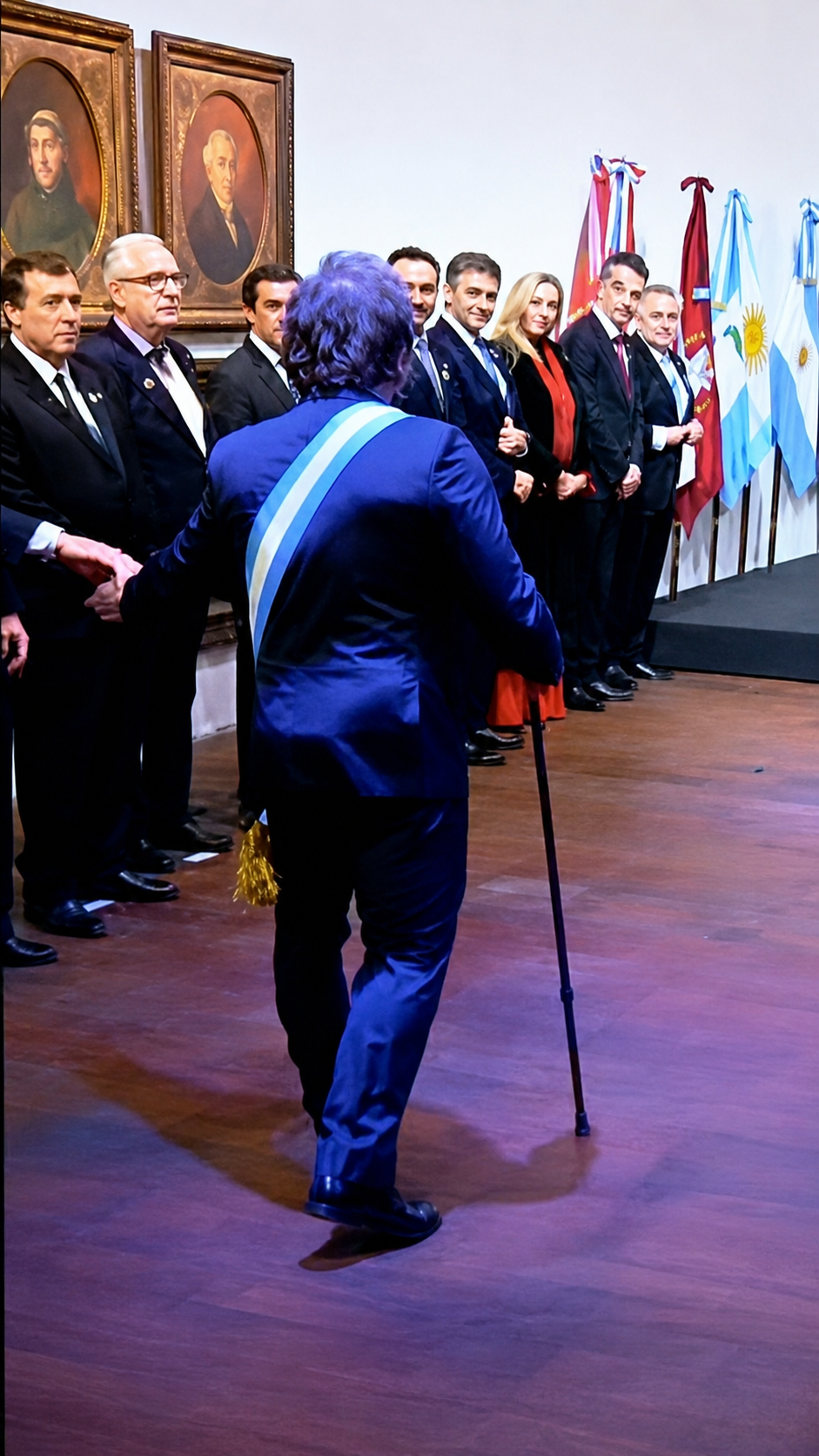 Después de las burlas por su caminata, aseguran que el Gobierno pidió no filmar a Milei cuando se desplaza