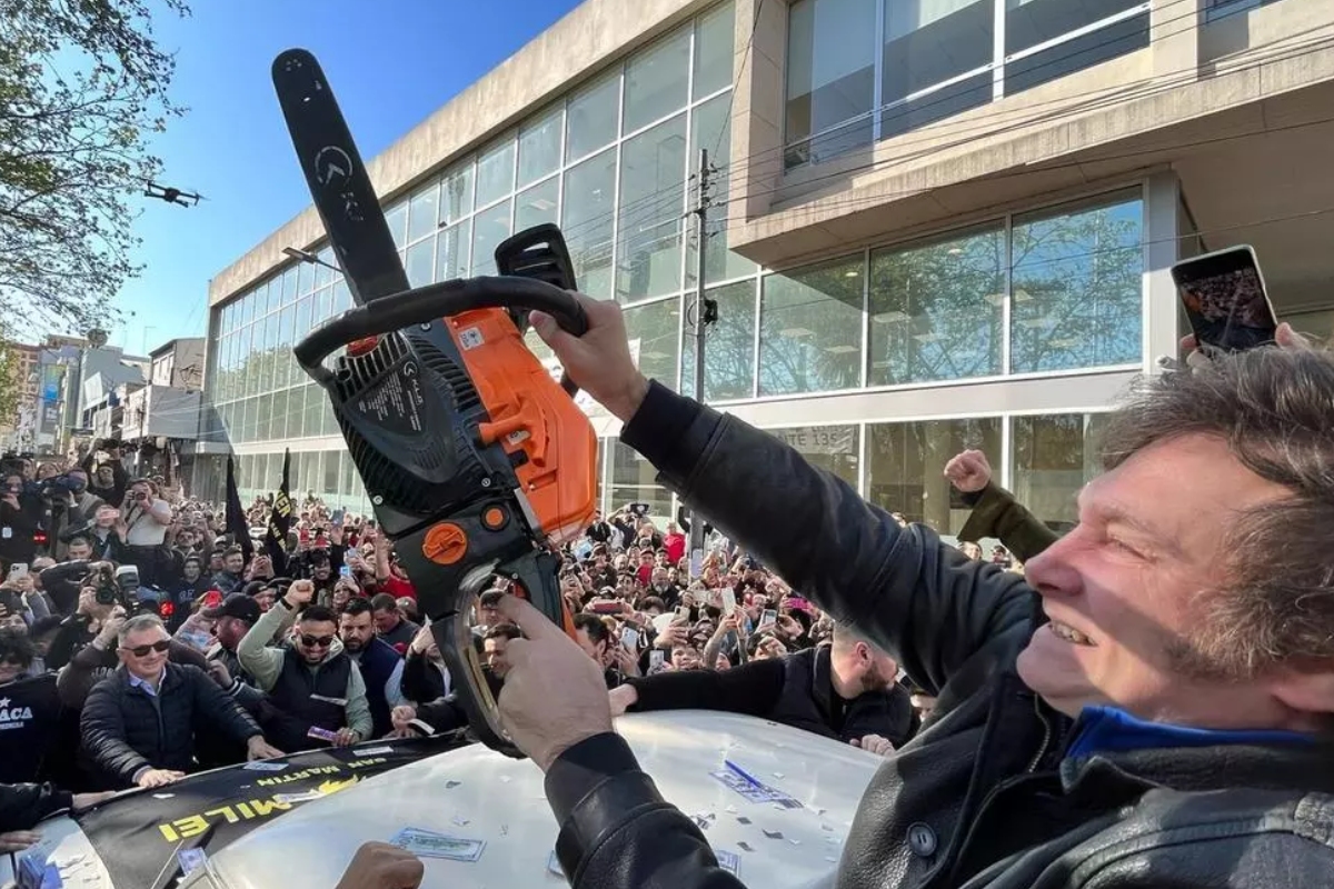 La motosierra no cayó del cielo: casi 70.000 empleos públicos y 28.262 empresas menos también fueron una elección